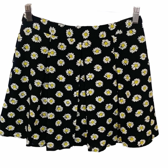 Fun & Flirt Dresses & Skirts - Fun & Flirt l Daisy Print Zip Back A Line Skirt